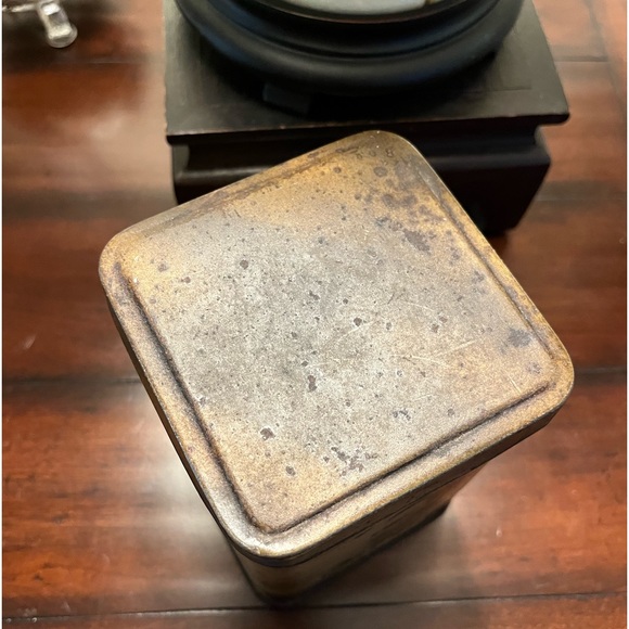 1930’s Tin - Duke and Duchess of York and daughters Elizabeth and Margaret - Picture 9 of 11